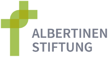 Das Logo der Albertinen-Stiftung mit Schriftzug und einer grünen Kreuzbandgrafik für die Veranstaltung Volksliedersingen im Albertinen Haus in Hamburg.