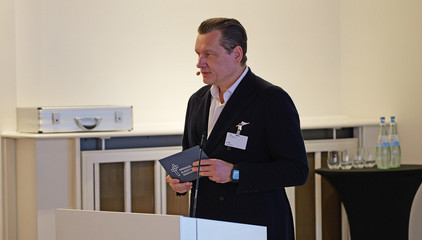 Christian Rilz, Geschäftsführer Albertinen Krankenhaus, spricht beim Einführungssymposium „Die Zukunft ist alt!“ von Priv.-Doz. Dr. Gödel, Chefarzt der Klinik für Geriatrie im Albertinen Zentrum für Altersmedizin im Albertinen Krankenhaus in Hamburg. Christian Rilz, Geschäftsführer Albertinen Krankenhaus, spricht beim Einführungssymposium „Die Zukunft ist alt!“ von Priv.-Doz. Dr. Gödel, Chefarzt der Klinik für Geriatrie im Albertinen Zentrum für Altersmedizin im Albertinen Krankenhaus in Hamburg.