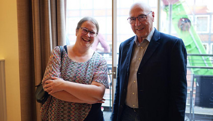 Dr. Saskia Otte (l.) aus dem Amalie Sieveking Krankenhaus blickt mit einem anderen Gast lächelnd in die Kamera beim Einführungssymposium „Die Zukunft ist alt!“ von Priv.-Doz. Dr. Gödel, Chefarzt der Klinik für Geriatrie im Albertinen Zentrum für Altersmedizin im Albertinen Krankenhaus in Hamburg. Dr. Saskia Otte (l.) aus dem Amalie Sieveking Krankenhaus blickt mit einem anderen Gast lächelnd in die Kamera beim Einführungssymposium „Die Zukunft ist alt!“ von Priv.-Doz. Dr. Gödel, Chefarzt der Klinik für Geriatrie im Albertinen Zentrum für Altersmedizin im Albertinen Krankenhaus in Hamburg.