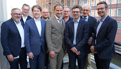 Gruppenfoto mit dem Gastgeber, Vortragenden und leitenden Verantwortlichen beim Einführungssymposium „Die Zukunft ist alt!“ von Priv.-Doz. Dr. Gödel, Chefarzt der Klinik für Geriatrie im Albertinen Zentrum für Altersmedizin im Albertinen Krankenhaus in Hamburg. Gruppenfoto mit dem Gastgeber, Vortragenden und leitenden Verantwortlichen beim Einführungssymposium „Die Zukunft ist alt!“ von Priv.-Doz. Dr. Gödel, Chefarzt der Klinik für Geriatrie im Albertinen Zentrum für Altersmedizin im Albertinen Krankenhaus in Hamburg.