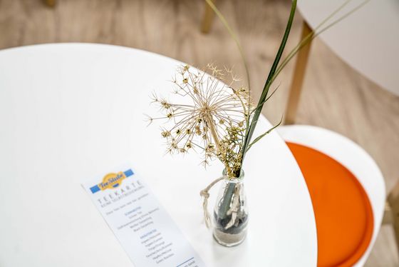 Ein Tisch auf dem eine Vase mit einer Blume darin steht - Albertinen Haus - Service-Wohnanlage - Hamburg