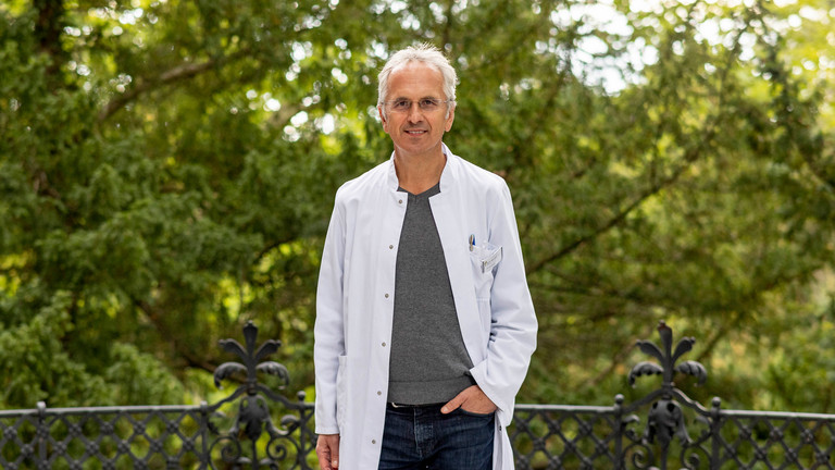 Portrait von Prof. Dr. Andreas Michalsen stehend auf der Terrasse im Immanuel Park 