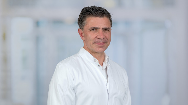 Portraitfoto von Univ.-Prof. Dr. med. Marc Kriege, Chefarzt Klinik für Anästhesiologie, Intensivmedizin und Schmerztherapie im Immanuel Klinikum Bernau Herzzentrum Brandenburg.