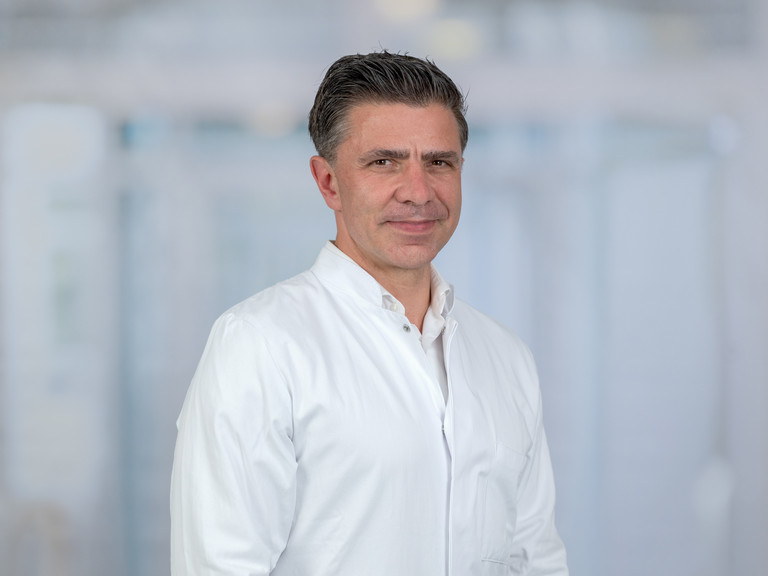 Portraitfoto von Univ.-Prof. Dr. med. Marc Kriege, Chefarzt Klinik für Anästhesiologie, Intensivmedizin und Schmerztherapie im Immanuel Klinikum Bernau Herzzentrum Brandenburg.