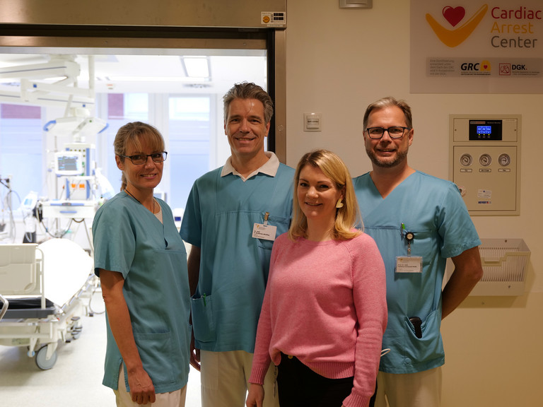 Daniela Plantholz, Leitende Oberärztin in der Klinik für Innere Medizin - Kardiologie, Dr. Hanns Bredereke-Wiedling, Chefarzt der Zentralen Notaufnahme, Caterina Mambou, Leiterin des Qualitätsmanagements und Prof. Dr. Matthias Grünewald 