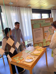 Auszubildende der Albertinen Schule präsentieren bei der Zukunftswerkstatt Pflege ihr Projekt „Essen ohne Kompromisse“ zu Appetitlosigkeit, Mangelernährung und Dysphagie im Alter. Auszubildende der Albertinen Schule präsentieren bei der Zukunftswerkstatt Pflege ihr Projekt „Essen ohne Kompromisse“ zu Appetitlosigkeit, Mangelernährung und Dysphagie im Alter.