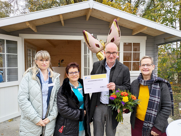 Diakonie Hospiz Woltersdorf - Pressemitteilungen - Leben bis zuletzt: Diakonie Hospiz Woltersdorf feiert sein fünfjähriges Bestehen - Polarstern überreicht Spendenscheck