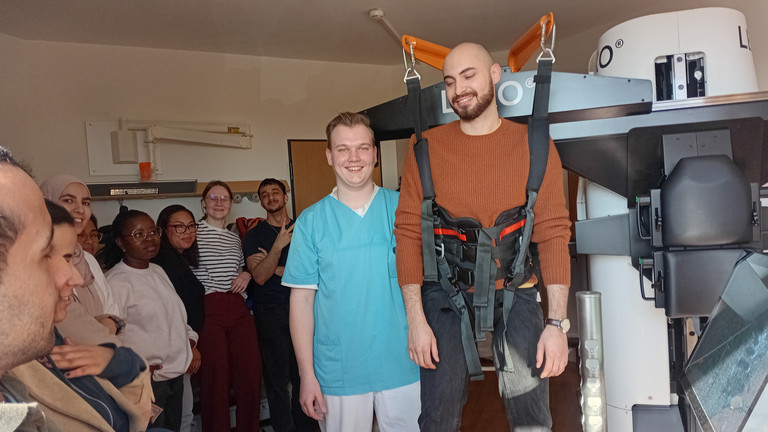 Auszubildende des BPA 02-25 der Beruflichen Pflegeausbildung testen im Albertinen Krankenhaus gemeinsam mit Physiotherapeut Tim Göldner den Gangtrainer Lexo im Rahmen des Unterrichts zu digitalen und technischen Unterstützungssystemen in der neurologischen Frührehabilitation. Auszubildende des BPA 02-25 der Beruflichen Pflegeausbildung testen im Albertinen Krankenhaus gemeinsam mit Physiotherapeut Tim Göldner den Gangtrainer Lexo im Rahmen des Unterrichts zu digitalen und technischen Unterstützungssystemen in der neurologischen Frührehabilitation.