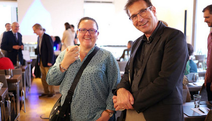 Zwei Mitarbeitende blicken lächelnd in die Kamera beim Einführungssymposium „Die Zukunft ist alt!“ von Priv.-Doz. Dr. Gödel, Chefarzt der Klinik für Geriatrie im Albertinen Zentrum für Altersmedizin im Albertinen Krankenhaus in Hamburg. Zwei Mitarbeitende blicken lächelnd in die Kamera beim Einführungssymposium „Die Zukunft ist alt!“ von Priv.-Doz. Dr. Gödel, Chefarzt der Klinik für Geriatrie im Albertinen Zentrum für Altersmedizin im Albertinen Krankenhaus in Hamburg.