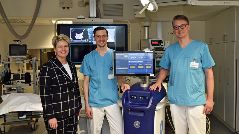 Dr. Sabine Pfeifer, Priv.-Doz. Dr. Benjamin Schäffer und Prof. Dr. Karsten Sydow an der Pulsed Field Ablation 