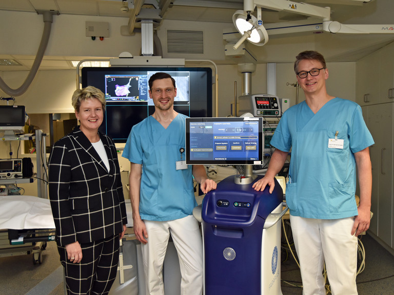 Dr. Sabine Pfeifer, Priv.-Doz. Dr. Benjamin Schäffer und Prof. Dr. Karsten Sydow an der Pulsed Field Ablation 