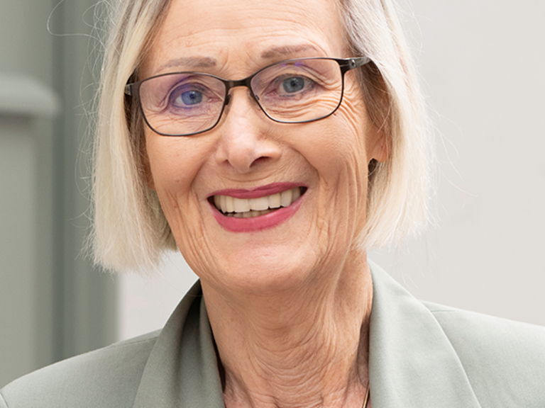 Portraitfoto der Hamburger Psychologin und Bestsellerautorin Dr. Eva Wlodarek.