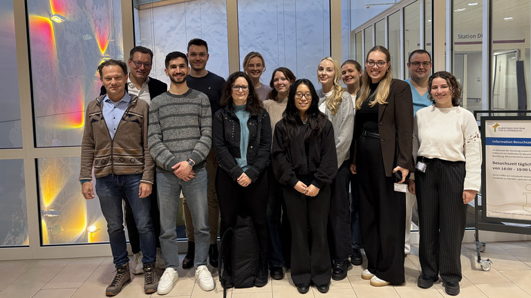 Eine Gruppe Studierender von der Medical School Hamburg bei ihrem Besuch gemeinsam mit ihrem Professor und dem Geschäftsführer des Albertinen Krankenhauses, Christian Rilz