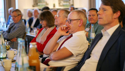 Blick in die Zuschauerreihen mit Dr. Thorsten Minuth und Ralf Zastrau beim Einführungssymposium „Die Zukunft ist alt!“ von Priv.-Doz. Dr. Gödel, Chefarzt der Klinik für Geriatrie im Albertinen Zentrum für Altersmedizin im Albertinen Krankenhaus in Hamburg. Blick in die Zuschauerreihen mit Dr. Thorsten Minuth und Ralf Zastrau beim Einführungssymposium „Die Zukunft ist alt!“ von Priv.-Doz. Dr. Gödel, Chefarzt der Klinik für Geriatrie im Albertinen Zentrum für Altersmedizin im Albertinen Krankenhaus in Hamburg.