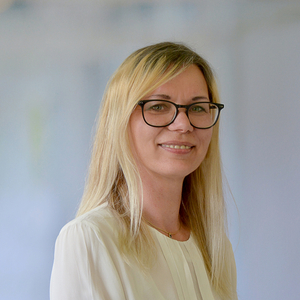 Portraitfoto von Nicole Rades, Sekretärin in der Wohn-Pflegeeinrichtung und Max Herz Haus im Albertinen Haus