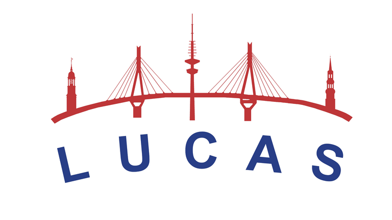 Logo des Projekts LUCAS (Longitudinale Urbane Cohorten-Alters-Studie) mit Schriftzug und einer stilisierten Darstellung Hamburger Stadtsilhouette zum 25-jährigen Jubiläumssymposium mit dem Thema "Prävention für Selbstständigkeit im Alter – Wunschdenken oder realistische Perspektive?" im Albertinen Krankenhaus.