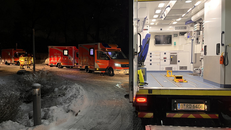 Rettungswägen stehen für den Transport der Gäste aus dem Diakonie Hospiz Wannsee ins Immanuel Krankenhaus Berlin bereit.