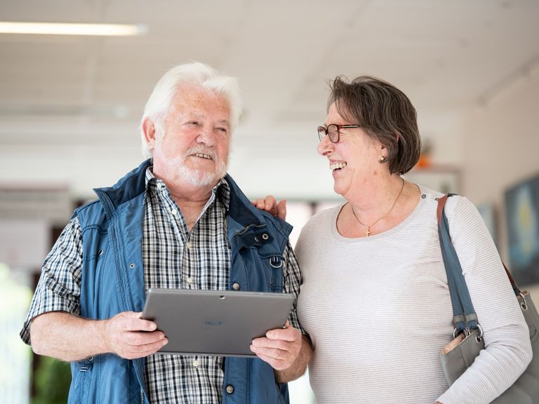 Albertinen Haus - Projekt "Netzwerk GesundAktiv" soll fortgeführt werden. Zwei Personen lachend mit einem Tablet in der Hand.