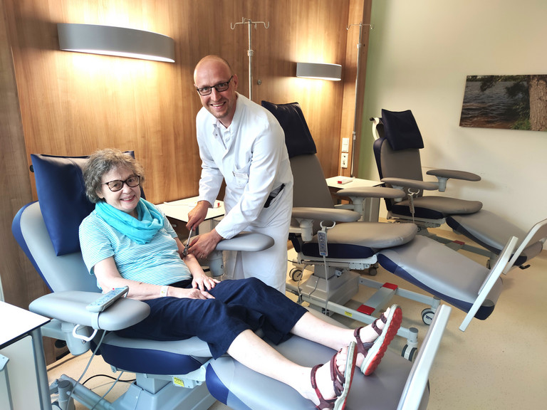 Immanuel Klinik Rüdersdorf - Pressemitteilungen - Dr. Kummer und Patientin Schult in der Tagesklinik Neurologie
