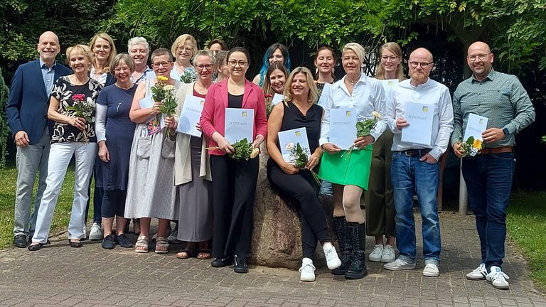 Gruppenfoto zum erfolgreichen Abschluss der Fachweiterbildung Praxisbegleiter/in Basale Stimulation der Albertinen Akademie in Hamburg-Schnelsen