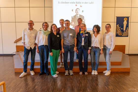 Gruppe blickt in die Kamera bei der Jubiläumstagung 30 Jahre BIKA Bobath Initiative für Kranken- und Altenpflege e.V. in der Albertinen Akademie, Vorträge und Workshops Pflege, Bobath Pflegekonzept, Hamburg Gruppe blickt in die Kamera bei der Jubiläumstagung 30 Jahre BIKA Bobath Initiative für Kranken- und Altenpflege e.V. in der Albertinen Akademie