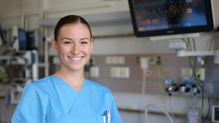  Eine Pflegefachkraft vor einem Monitor lächelt in die Kamera für das Job-Speed-Dating im Albertinen Krankenhaus in Hamburg-Schnelsen