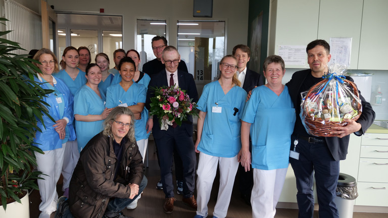 Kirsten Barth erhält zum 45-jährigen Dienstjubiläum im Albertinen Zentrum für Altersmedizin Blumen und Glückwünsche von Kolleginnen und Kollegen.