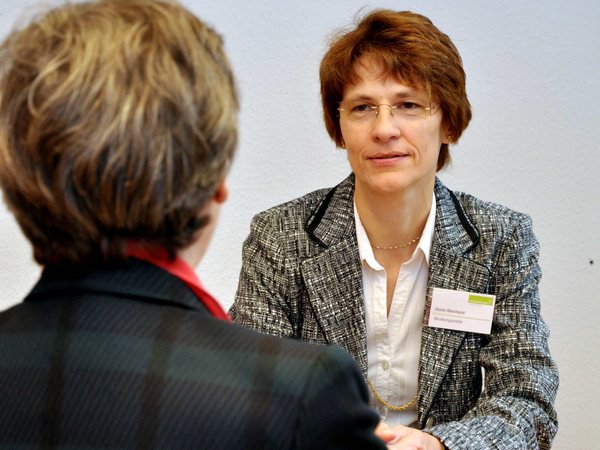 Demenzberaterin im Gespräch mit einer Frau  - Demenzberatung im Max-Herz Haus - Albertinen Haus in Hamburg