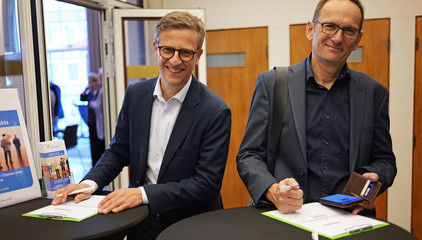 Zwei Gäste tragen sich am Empfang in eine Liste ein und blicken in die Kamera beim Einführungssymposium „Die Zukunft ist alt!“ von Priv.-Doz. Dr. Gödel, Chefarzt der Klinik für Geriatrie im Albertinen Zentrum für Altersmedizin im Albertinen Krankenhaus in Hamburg. Zwei Gäste tragen sich am Empfang in eine Liste ein und blicken in die Kamera beim Einführungssymposium „Die Zukunft ist alt!“ von Priv.-Doz. Dr. Gödel, Chefarzt der Klinik für Geriatrie im Albertinen Zentrum für Altersmedizin im Albertinen Krankenhaus in Hamburg.