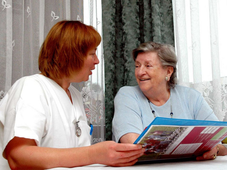 Pflegekraft im Gespräch mit Seniorin - Ambulanter Pflegedienst - Albertinen Haus