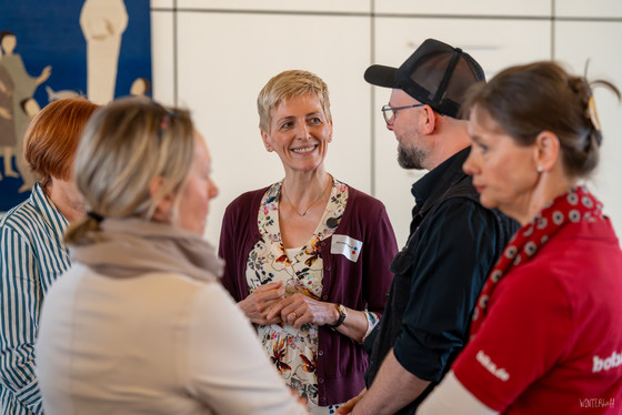 Teilnehmende im Gespräch bei der Jubiläumstagung 30 Jahre BIKA Bobath Initiative für Kranken- und Altenpflege e.V. in der Albertinen Akademie, Vorträge und Workshops Pflege, Bobath Pflegekonzept, Hamburg Teilnehmende im Gespräch bei der Jubiläumstagung 30 Jahre BIKA Bobath Initiative für Kranken- und Altenpflege e.V. in der Albertinen Akademie