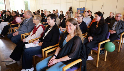 Gäste verfolgen die Feierstunde zum erfolgreichen Abschluss der Pflegeausbildung an der Albertinen Schule.