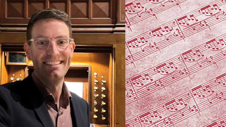 Ein Selfie von Kirchenmusiker Daniel Zimmermann mit einer Kirchenorgel im Hintergrund und rechts auf dem Bild eine Notenblatt mit rötlich eingefärbten Notenzeilen für die Veranstaltung Volksliedersingen im Albertinen Haus in Hamburg.