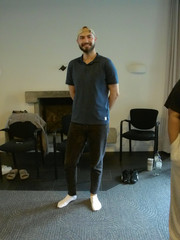Ein Teilnehmer des Seminars steht lächelnd in einem Seminarraum.