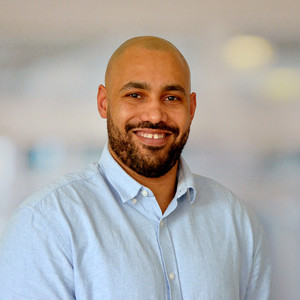 Portraitfoto von Kevin Linden, Stellvertretender Pflegedienstleiter, Wohn-Pflegeeinrichtung, Max Herz Haus, Albertinen Haus, Hamburg
