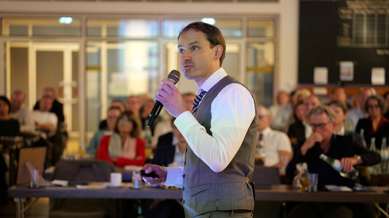 Priv.-Doz. Dr. Gödel, Chefarzt der Klinik für Geriatrie im Albertinen Zentrum für Altersmedizin im Albertinen Krankenhaus in Hamburg, spricht mit einem Mikrofon in der Hand zum Publikum bei seinem Einführungssymposium „Die Zukunft ist alt!“. Priv.-Doz. Dr. Gödel, Chefarzt der Klinik für Geriatrie im Albertinen Zentrum für Altersmedizin im Albertinen Krankenhaus in Hamburg, spricht mit einem Mikrofon in der Hand zum Publikum bei seinem Einführungssymposium „Die Zukunft ist alt!“.