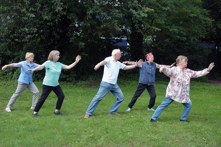 Gruppe praktiziert Tai Chi