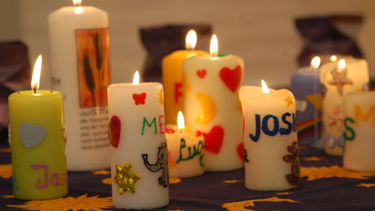 Marienkerzen beim Gedenkgottesdienst für still geborene Kinder im Albertinen Krankenhaus