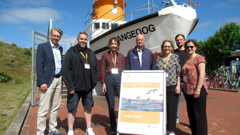 Organisatorenteam der 10. Psychodynamischen Tage Langeoog vor dem Schiff „Langeoog“ bei der Jubiläumstagung der Albertinen Akademie.