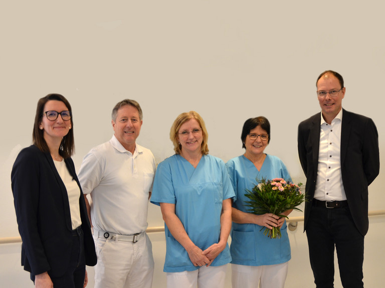 Gratulation an Frau Renning: Sabrina Oberle, stellvertretende Pflegedirektorin, Chefarzt Dr. Simon Bühler, Leitende Hebamme Kerstin Stehr-Archuth, Anja Renning mit Blumen, Geschäftsführer Andreas Schneider