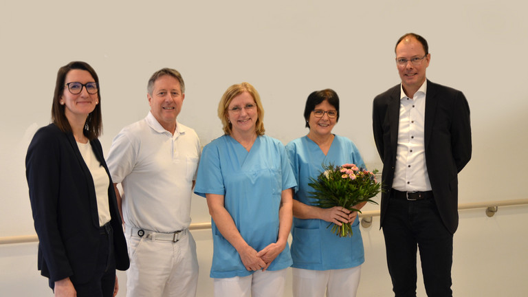 Gratulation an Frau Renning: Sabrina Oberle, stellvertretende Pflegedirektorin, Chefarzt Dr. Simon Bühler, Leitende Hebamme Kerstin Stehr-Archuth, Anja Renning mit Blumen, Geschäftsführer Andreas Schneider