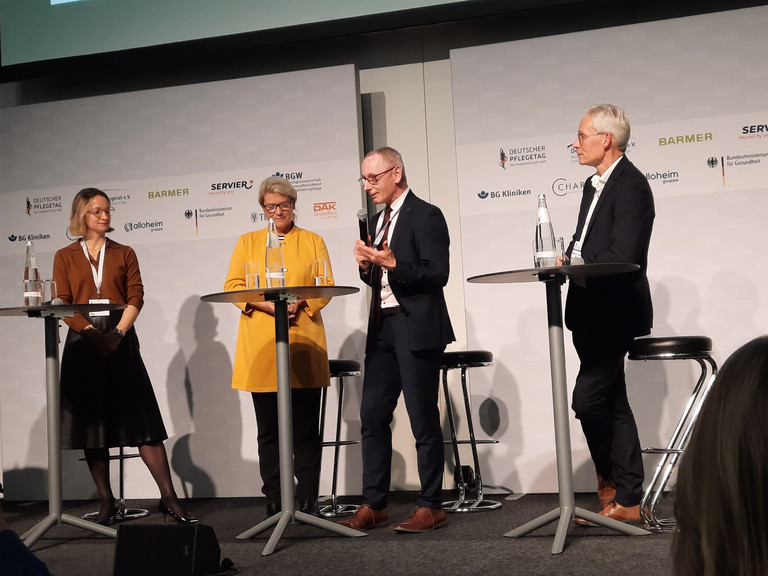 Ralf Zastrau bei der Podiumsdiskussion auf dem Deutschen Pflegetag 2025