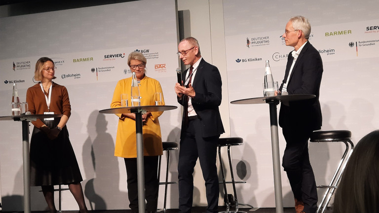 Ralf Zastrau bei der Podiumsdiskussion auf dem Deutschen Pflegetag 2025