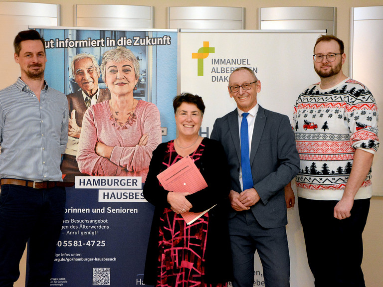 von links: Benjamin Rink, Leiter Fachstelle Hamburger Hausbesuch für Seniorinnen und Senioren, Ulrike Warlimont, Fachreferentin Fachabteilung Senioren und Pflege in der Sozialbehörde, Ralf Zastrau, Geschäftsführer im Albertinen Haus, Marcel Wendt, Stellvertretender Leiter Fachstelle Hamburger Hausbesuch