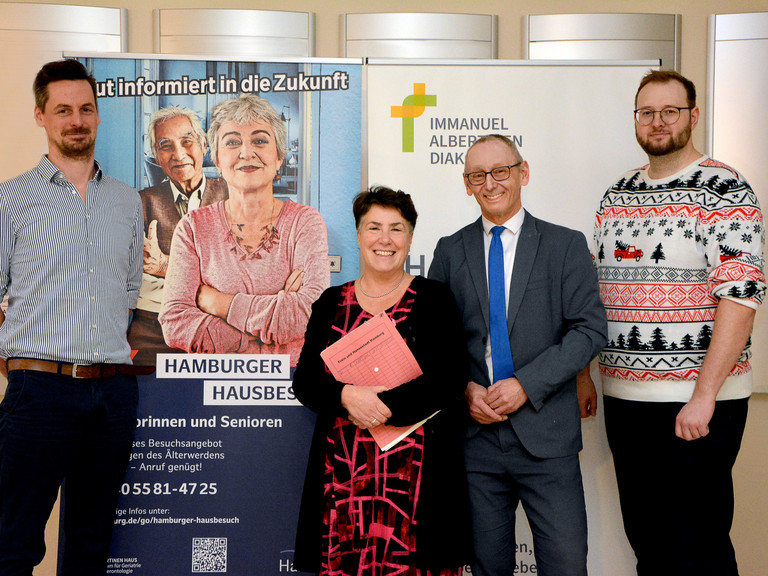 von links: Benjamin Rink, Leiter Fachstelle Hamburger Hausbesuch für Seniorinnen und Senioren, Ulrike Warlimont, Fachreferentin Fachabteilung Senioren und Pflege in der Sozialbehörde, Ralf Zastrau, Geschäftsführer im Albertinen Haus, Marcel Wendt, Stellvertretender Leiter Fachstelle Hamburger Hausbesuch