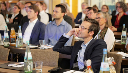 Blick in die Sitzreihen mit Publikum im Vortragssaal beim Einführungssymposium „Die Zukunft ist alt!“ von Priv.-Doz. Dr. Gödel, Chefarzt der Klinik für Geriatrie im Albertinen Zentrum für Altersmedizin im Albertinen Krankenhaus in Hamburg. Blick in die Sitzreihen mit Publikum im Vortragssaal beim Einführungssymposium „Die Zukunft ist alt!“ von Priv.-Doz. Dr. Gödel, Chefarzt der Klinik für Geriatrie im Albertinen Zentrum für Altersmedizin im Albertinen Krankenhaus in Hamburg.