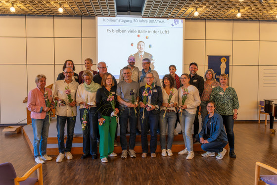 Teilnehmende beim Gruppenfoto der Jubiläumstagung 30 Jahre BIKA Bobath Initiative für Kranken- und Altenpflege e.V. in der Albertinen Akademie, Vorträge und Workshops Pflege, Bobath Pflegekonzept, Hamburg Teilnehmende beim Gruppenfoto der Jubiläumstagung 30 Jahre BIKA Bobath Initiative für Kranken- und Altenpflege e.V. in der Albertinen Akademie