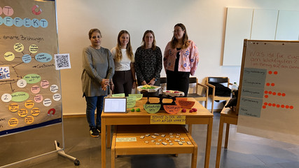 Auszubildende der Albertinen Schule stellen ein Projekt zu Belastungs- und Entlastungsfaktoren im Pflegeberuf während der Zukunftswerkstatt Pflege vor. Auszubildende der Albertinen Schule stellen ein Projekt zu Belastungs- und Entlastungsfaktoren im Pflegeberuf während der Zukunftswerkstatt Pflege vor.