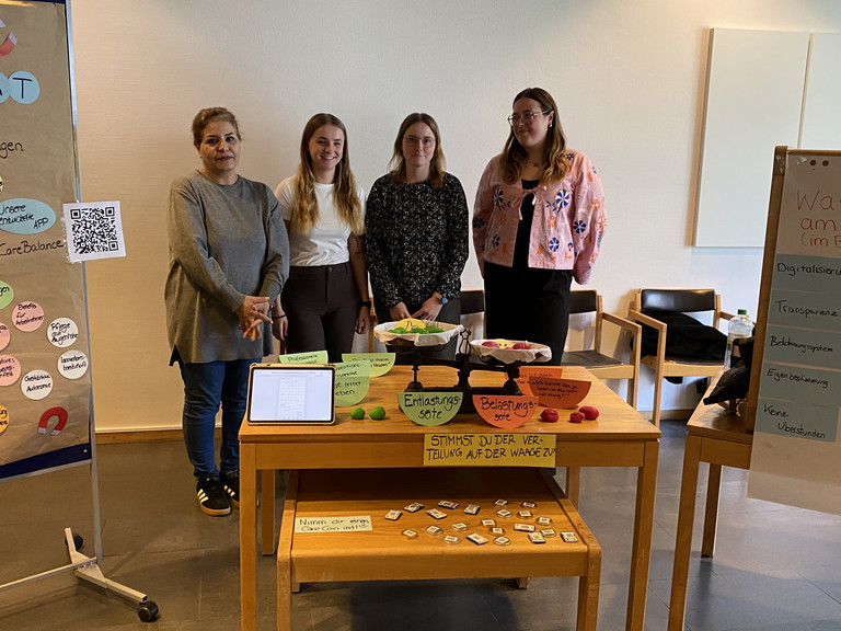 Auszubildende der Albertinen Schule stellen ein Projekt zu Belastungs- und Entlastungsfaktoren im Pflegeberuf während der Zukunftswerkstatt Pflege vor.