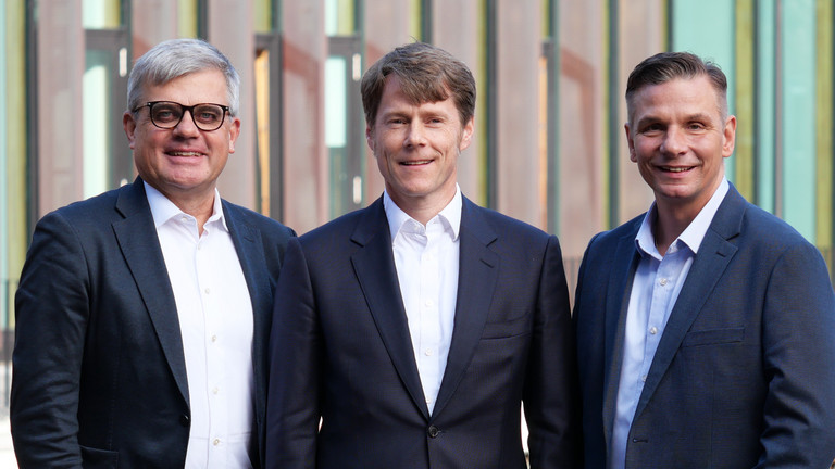 Gemeinsames Foto mit Matthias Scheller, Vorsitzender der Konzerngeschäftsführung, Dr. Thorsten Minuth, Konzerngeschäftsführer Finanzen, und Andreas Mende, Konzerngeschäftsführer Personal & Organisation